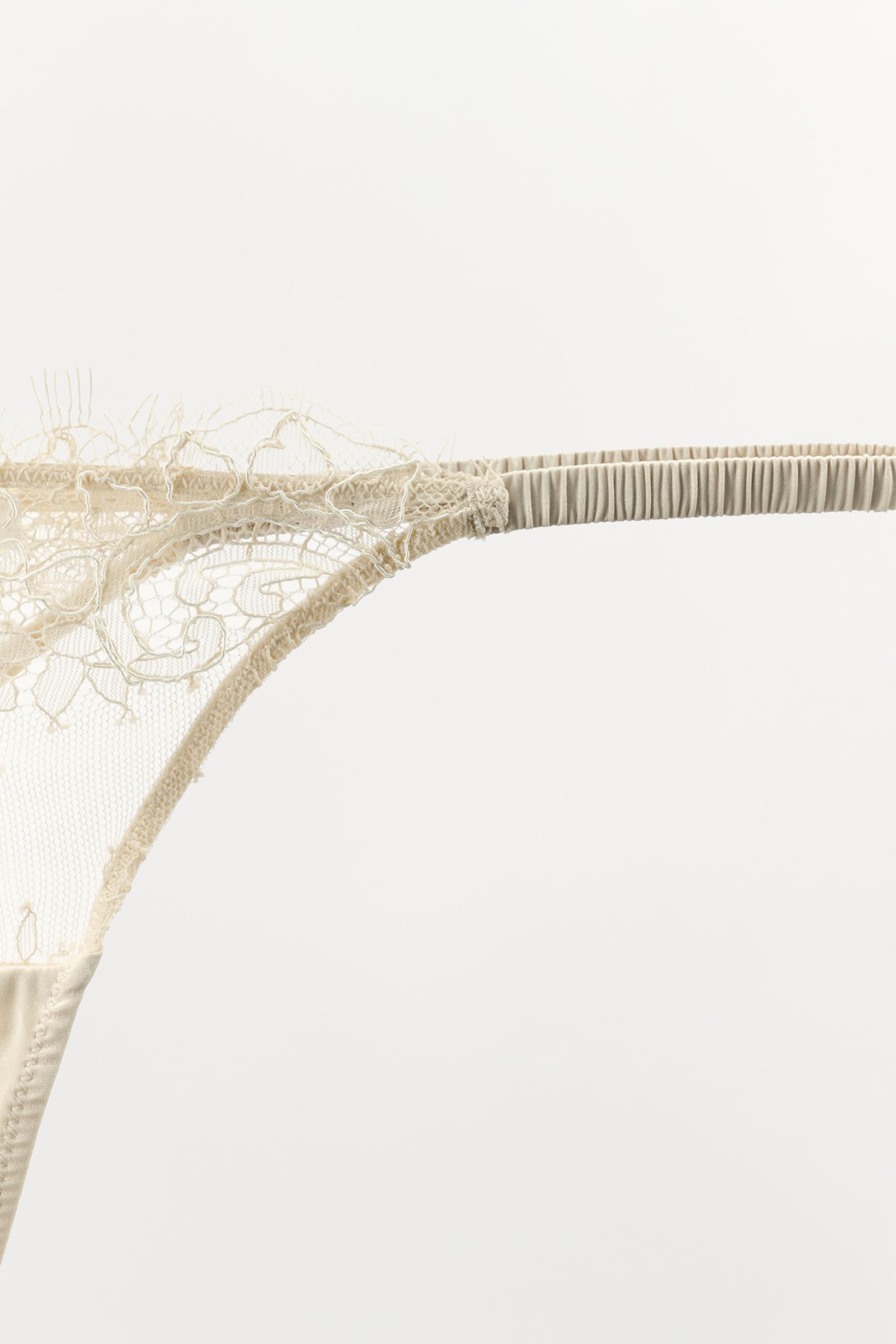 TANGA EN DENTELLE FLEURS BRODÉES